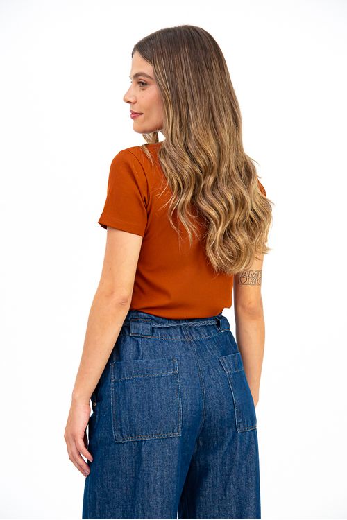 BLUSA-CONFECCIONADA-EM-MALHA-DE-VISCOSE-STELLA-MARIS-COM-ELASTANO.-POSSUI-DECOTE-CARECA-E-MEIA-MANGA-COM-MODELAGEM-BASICA-E-CONFORTAVEL.-IDEAL-PARA-COMPOR-LOOKS-VERSATEIS-FUNCIONA-COMO-PECA-CHAVE-EM-PRODUCOES-CASUAIS-OU-COMO-BASE-PARA-SOBREPOSICOES.