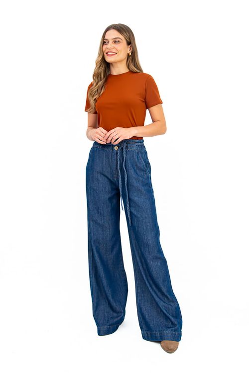 CALCA-WIDE-LEG-EM-TECIDO-INDIGO-COM-CINTO-TRANCADO-ATEMPORAL-E-CHEIA-DE-ESTILO-ESSA-CALCA-WIDE-LEG-E-CONFECCIONADA-EM-TECIDO-INDIGO-DE-ALTA-QUALIDADE-QUE-GARANTE-CONFORTO-E-CAIMENTO-IMPECAVEL.-POSSUI-DOIS-BOLSOS-FACA-FRONTAIS-DOIS-BOLSOS-TRASEIROS-E-ACOMPANHA-UM-CINTO-TRANCADO-QUE-VALORIZA-AINDA-MAIS-A-SILHUETA.-PERFEITA-PARA-COMPOR-LOOKS-MODERNOS-E-VERSATEIS-DO-DIA-A-DIA-A-NOITE-