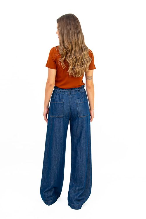 CALCA-WIDE-LEG-EM-TECIDO-INDIGO-COM-CINTO-TRANCADO-ATEMPORAL-E-CHEIA-DE-ESTILO-ESSA-CALCA-WIDE-LEG-E-CONFECCIONADA-EM-TECIDO-INDIGO-DE-ALTA-QUALIDADE-QUE-GARANTE-CONFORTO-E-CAIMENTO-IMPECAVEL.-POSSUI-DOIS-BOLSOS-FACA-FRONTAIS-DOIS-BOLSOS-TRASEIROS-E-ACOMPANHA-UM-CINTO-TRANCADO-QUE-VALORIZA-AINDA-MAIS-A-SILHUETA.-PERFEITA-PARA-COMPOR-LOOKS-MODERNOS-E-VERSATEIS-DO-DIA-A-DIA-A-NOITE-