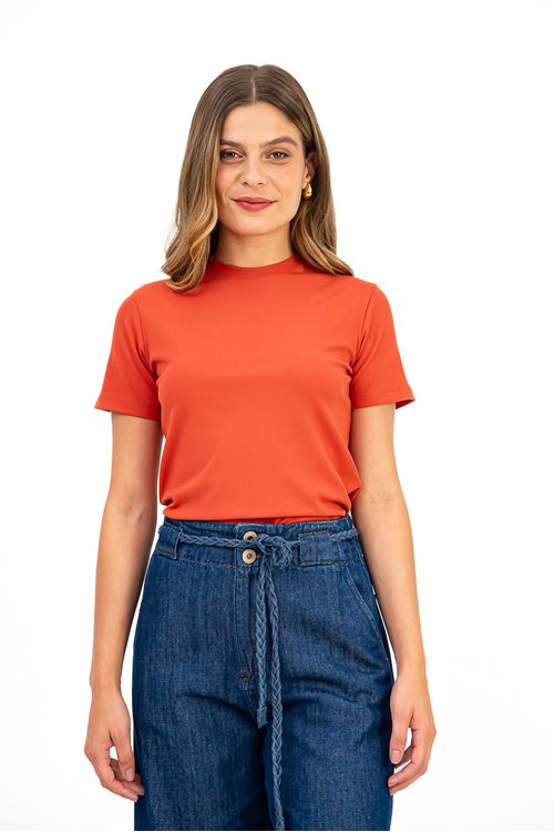 BLUSA-CONFECCIONADA-EM-MALHA-DE-VISCOSE-STELLA-MARIS-COM-ELASTANO.-POSSUI-DECOTE-CARECA-E-MEIA-MANGA-COM-MODELAGEM-BASICA-E-CONFORTAVEL.-IDEAL-PARA-COMPOR-LOOKS-VERSATEIS-FUNCIONA-COMO-PECA-CHAVE-EM-PRODUCOES-CASUAIS-OU-COMO-BASE-PARA-SOBREPOSICOES.