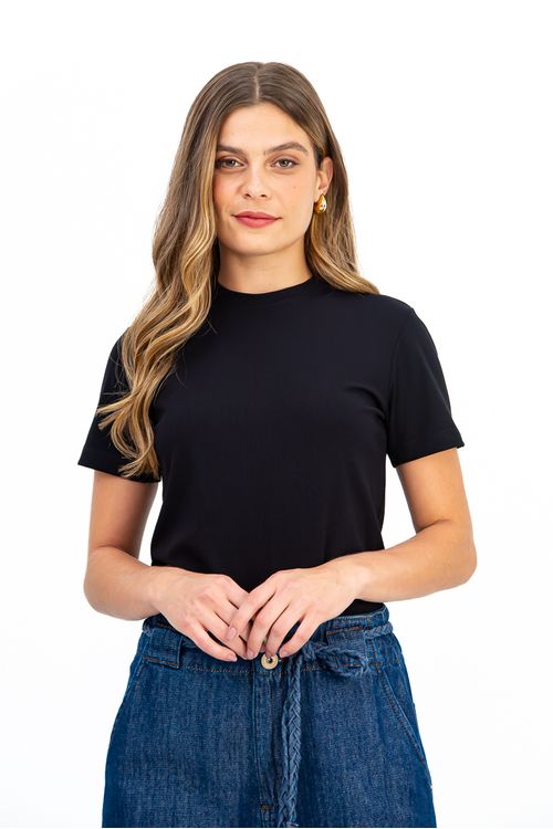 BLUSA-CONFECCIONADA-EM-MALHA-DE-VISCOSE-STELLA-MARIS-COM-ELASTANO.-POSSUI-DECOTE-CARECA-E-MEIA-MANGA-COM-MODELAGEM-BASICA-E-CONFORTAVEL.-IDEAL-PARA-COMPOR-LOOKS-VERSATEIS-FUNCIONA-COMO-PECA-CHAVE-EM-PRODUCOES-CASUAIS-OU-COMO-BASE-PARA-SOBREPOSICOES.