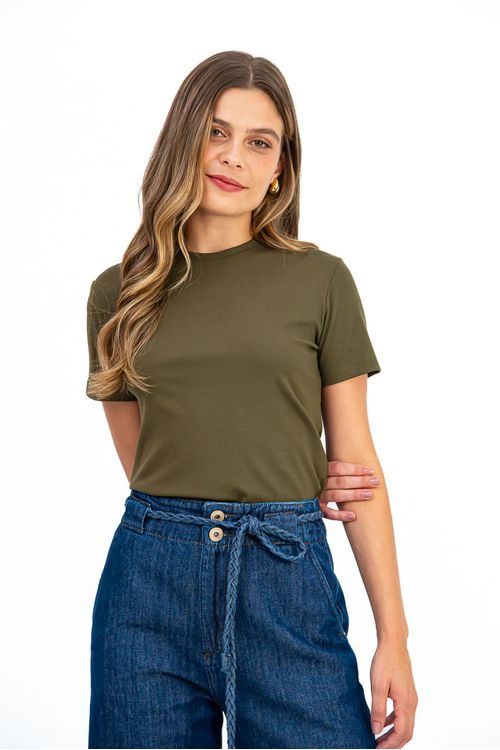 Blusa-basica-militar-com-decote-careca-e-meia-manga-vista-frontal-em-detalhe.