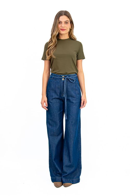 Blusa-basica-militar-com-decote-careca-e-meia-manga-vista-completa-com-calca-jeans.