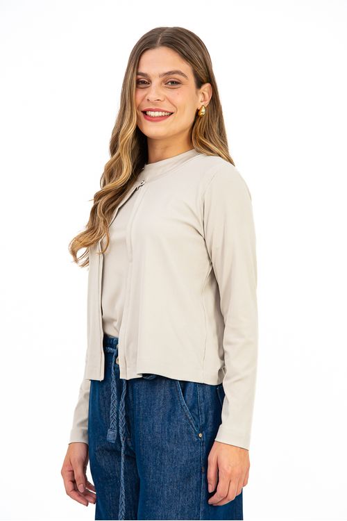 CASAQUETO-ABERTO-CONFECCIONADO-EM-MALHA-DE-VISCOSE-STELLA-MARIS-COM-ELASTANO.-POSSUI-DECOTE-CANOA-COM-BOTAO-DECORATIVO-E-MANGA-LONGA.-A-PECA-TEM-MODELAGEM-LEVE-E-CONFORTAVEL-IDEAL-PARA-SOBREPOSICOES-PRATICAS-QUE-VALORIZAM-O-LOOK-COM-ESTILO.-PERFEITO-PARA-DIAS-MAIS-FRESCOS
