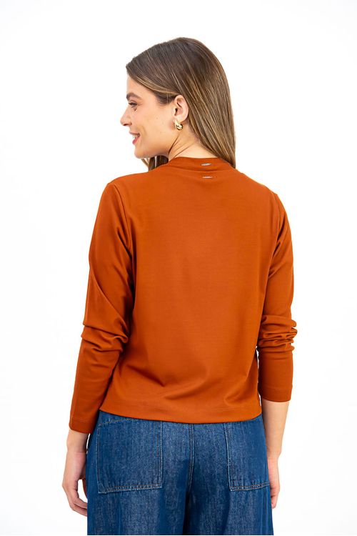CASAQUETO-ABERTO-CONFECCIONADO-EM-MALHA-DE-VISCOSE-STELLA-MARIS-COM-ELASTANO.-POSSUI-DECOTE-CANOA-COM-BOTAO-DECORATIVO-E-MANGA-LONGA.-A-PECA-TEM-MODELAGEM-LEVE-E-CONFORTAVEL-IDEAL-PARA-SOBREPOSICOES-PRATICAS-QUE-VALORIZAM-O-LOOK-COM-ESTILO.-PERFEITO-PARA-DIAS-MAIS-FRESCOS