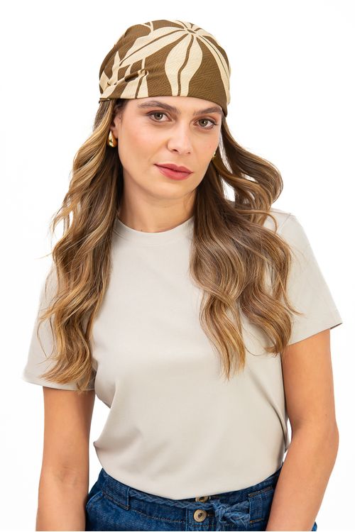 Lenco-de-tecido-plano-em-viscose-com-estampa-de-lirios-ideal-para-adicionar-um-toque-de-elegancia-a-qualquer-look.