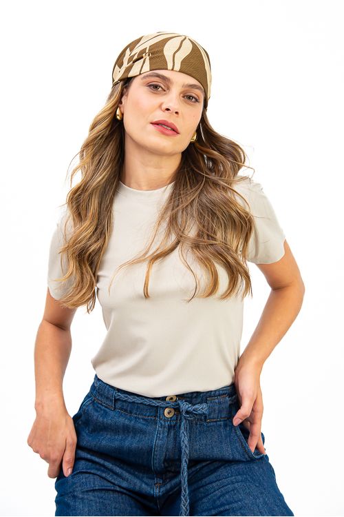 Lenco-de-tecido-plano-em-viscose-com-estampa-de-lirios-ideal-para-adicionar-um-toque-de-elegancia-a-qualquer-look.