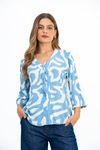 BLUSA-CONFECCIONADA-EM-TECIDO-PLANO-DE-VISCOSE-SLUB-COM-ESTAMPA-ABSTRATA.-APRESENTA-DECOTE-V-COM-PALA-FRONTAL-E-AMARRACAO-FALSA-ALEM-DE-MANGA-3-4.-MODELO-ELEGANTE-E-MODERNO-PERFEITO-PARA-COMPOR-LOOKS-VERSATEIS-COM-ESTILO.