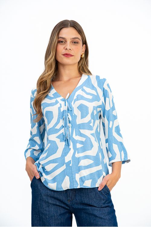 BLUSA-CONFECCIONADA-EM-TECIDO-PLANO-DE-VISCOSE-SLUB-COM-ESTAMPA-ABSTRATA.-APRESENTA-DECOTE-V-COM-PALA-FRONTAL-E-AMARRACAO-FALSA-ALEM-DE-MANGA-3-4.-MODELO-ELEGANTE-E-MODERNO-PERFEITO-PARA-COMPOR-LOOKS-VERSATEIS-COM-ESTILO.