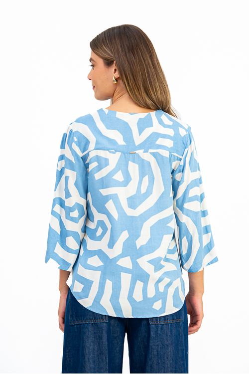 BLUSA-CONFECCIONADA-EM-TECIDO-PLANO-DE-VISCOSE-SLUB-COM-ESTAMPA-ABSTRATA.-APRESENTA-DECOTE-V-COM-PALA-FRONTAL-E-AMARRACAO-FALSA-ALEM-DE-MANGA-3-4.-MODELO-ELEGANTE-E-MODERNO-PERFEITO-PARA-COMPOR-LOOKS-VERSATEIS-COM-ESTILO.