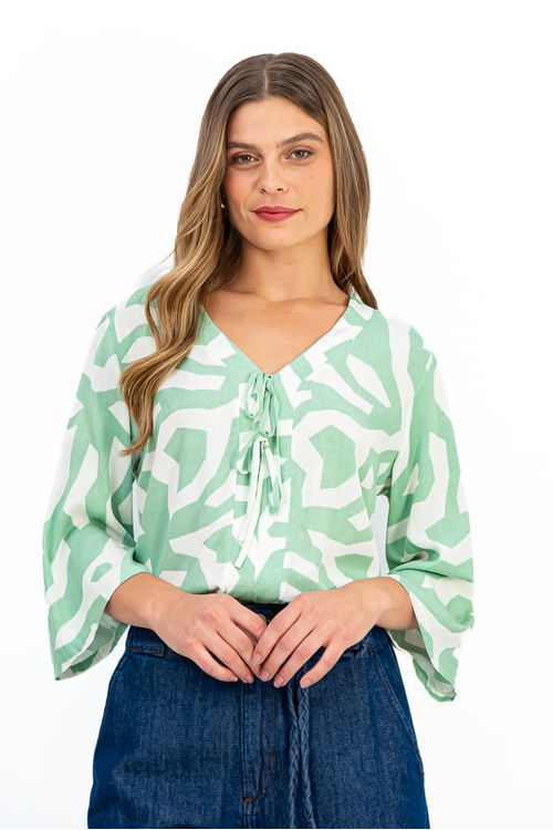 BLUSA-CONFECCIONADA-EM-TECIDO-PLANO-DE-VISCOSE-SLUB-COM-ESTAMPA-ABSTRATA.-APRESENTA-DECOTE-V-COM-PALA-FRONTAL-E-AMARRACAO-FALSA-ALEM-DE-MANGA-3-4.-MODELO-ELEGANTE-E-MODERNO-PERFEITO-PARA-COMPOR-LOOKS-VERSATEIS-COM-ESTILO.