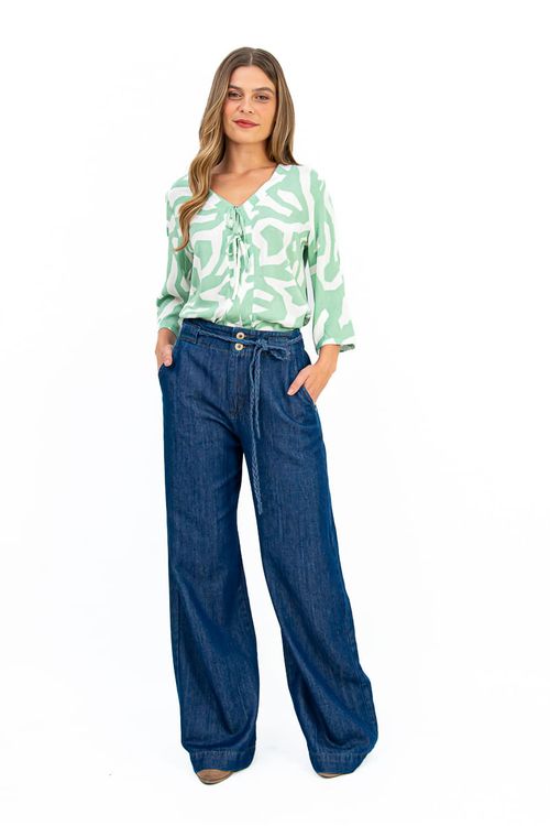 BLUSA-CONFECCIONADA-EM-TECIDO-PLANO-DE-VISCOSE-SLUB-COM-ESTAMPA-ABSTRATA.-APRESENTA-DECOTE-V-COM-PALA-FRONTAL-E-AMARRACAO-FALSA-ALEM-DE-MANGA-3-4.-MODELO-ELEGANTE-E-MODERNO-PERFEITO-PARA-COMPOR-LOOKS-VERSATEIS-COM-ESTILO.