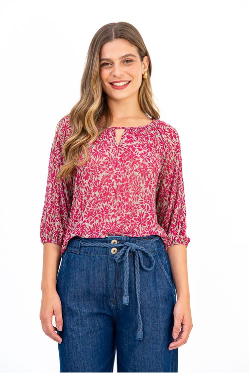 BLUSA-CONFECCIONADA-EM-MALHA-PLISSADA-COM-ESTAMPA-FLORAL-DAISY.-POSSUI-DECOTE-CANOA-COM-GOTA-EM-V-QUE-VALORIZA-O-COLO-COM-DELICADEZA.-A-MANGA-3-4-BUFANTE-COM-ELASTICO-NO-PUNHO-TRAZ-VOLUME-E-FEMINILIDADE-AO-VISUAL.-UM-MODELO-LEVE-ESTILOSO-E-IDEAL-PARA-COMPOR-LOOKS-MARCANTES-COM-CONFORTO..