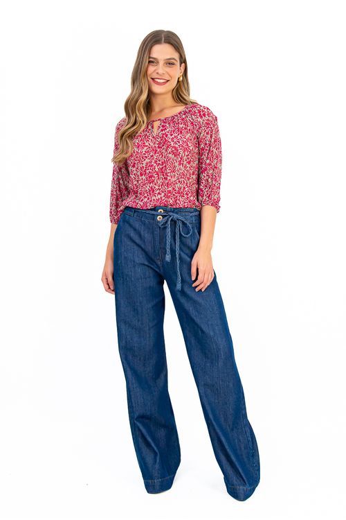 BLUSA-CONFECCIONADA-EM-MALHA-PLISSADA-COM-ESTAMPA-FLORAL-DAISY.-POSSUI-DECOTE-CANOA-COM-GOTA-EM-V-QUE-VALORIZA-O-COLO-COM-DELICADEZA.-A-MANGA-3-4-BUFANTE-COM-ELASTICO-NO-PUNHO-TRAZ-VOLUME-E-FEMINILIDADE-AO-VISUAL.-UM-MODELO-LEVE-ESTILOSO-E-IDEAL-PARA-COMPOR-LOOKS-MARCANTES-COM-CONFORTO..