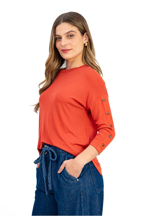 BLUSA-AMPLA-CONFECCIONADA-EM-MALHA-DE-VISCOSE-TRICOT-VERSACE-COM-ELASTANO.-POSSUI-DECOTE-CANOA-MANGA-3-4-COM-PATTE-FALSA-E-BOTOES-DECORATIVOS-ALEM-DE-FENDAS-LATERAIS-QUE-TRAZEM-LEVEZA-AO-VISUAL.-A-MODELAGEM-SOLTA-PROPORCIONA-CONFORTO-E-MOVIMENTO-IDEAL-PARA-COMPOR-LOOKS-DESCOMPLICADOS-COM-UM-TOQUE-DE-ESTILO.