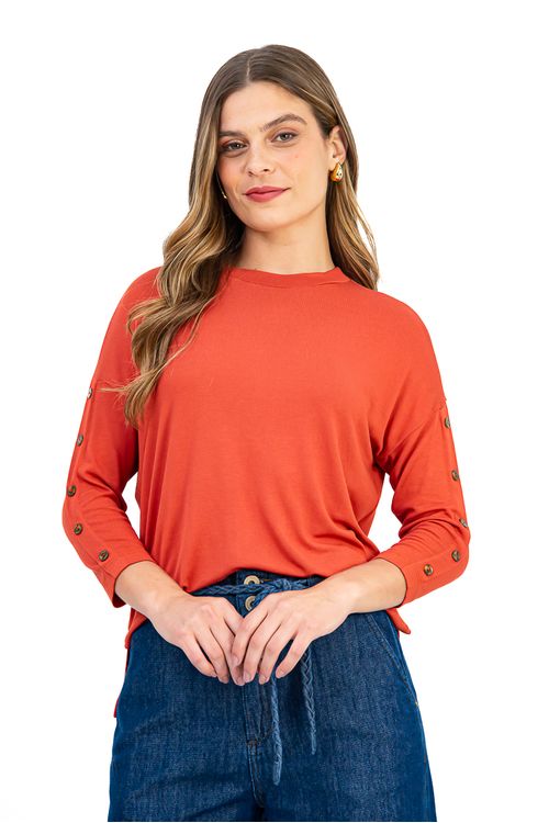 BLUSA-AMPLA-CONFECCIONADA-EM-MALHA-DE-VISCOSE-TRICOT-VERSACE-COM-ELASTANO.-POSSUI-DECOTE-CANOA-MANGA-3-4-COM-PATTE-FALSA-E-BOTOES-DECORATIVOS-ALEM-DE-FENDAS-LATERAIS-QUE-TRAZEM-LEVEZA-AO-VISUAL.-A-MODELAGEM-SOLTA-PROPORCIONA-CONFORTO-E-MOVIMENTO-IDEAL-PARA-COMPOR-LOOKS-DESCOMPLICADOS-COM-UM-TOQUE-DE-ESTILO.