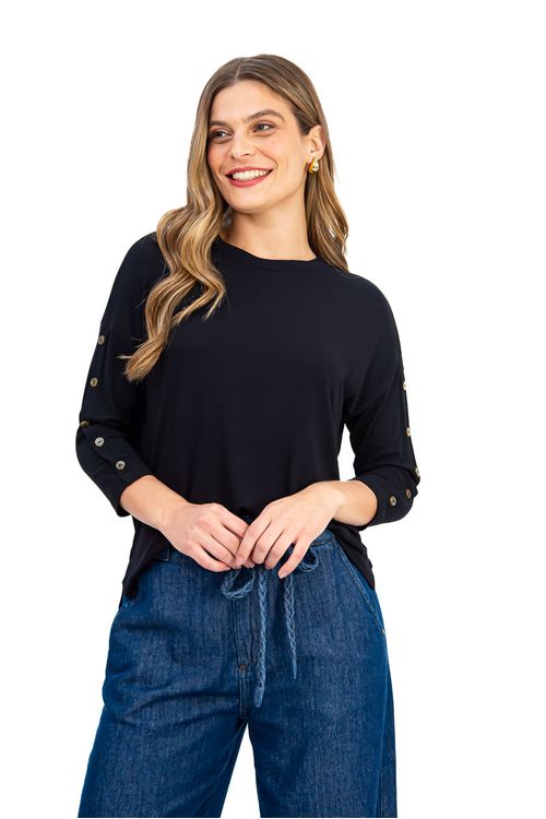 BLUSA-AMPLA-CONFECCIONADA-EM-MALHA-DE-VISCOSE-TRICOT-VERSACE-COM-ELASTANO.-POSSUI-DECOTE-CANOA-MANGA-3-4-COM-PATTE-FALSA-E-BOTOES-DECORATIVOS-ALEM-DE-FENDAS-LATERAIS-QUE-TRAZEM-LEVEZA-AO-VISUAL.-A-MODELAGEM-SOLTA-PROPORCIONA-CONFORTO-E-MOVIMENTO-IDEAL-PARA-COMPOR-LOOKS-DESCOMPLICADOS-COM-UM-TOQUE-DE-ESTILO.