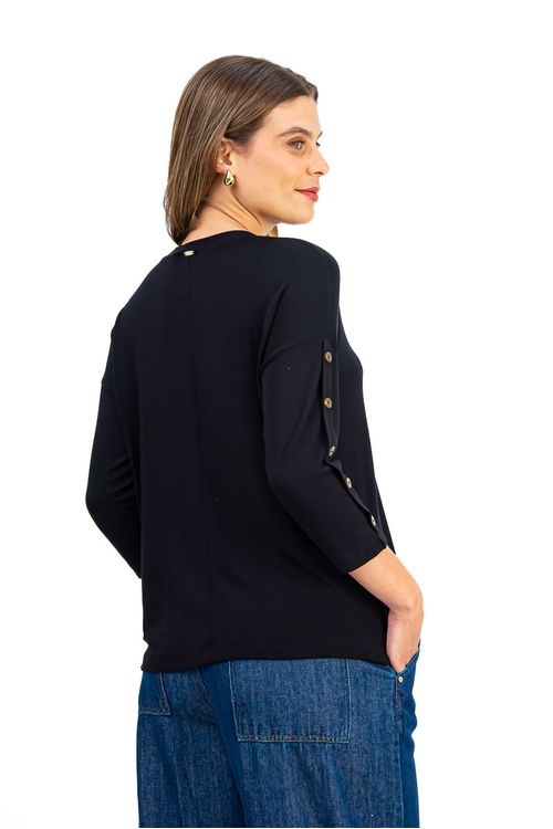 BLUSA-AMPLA-CONFECCIONADA-EM-MALHA-DE-VISCOSE-TRICOT-VERSACE-COM-ELASTANO.-POSSUI-DECOTE-CANOA-MANGA-3-4-COM-PATTE-FALSA-E-BOTOES-DECORATIVOS-ALEM-DE-FENDAS-LATERAIS-QUE-TRAZEM-LEVEZA-AO-VISUAL.-A-MODELAGEM-SOLTA-PROPORCIONA-CONFORTO-E-MOVIMENTO-IDEAL-PARA-COMPOR-LOOKS-DESCOMPLICADOS-COM-UM-TOQUE-DE-ESTILO.