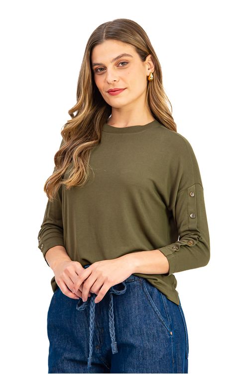 BLUSA-AMPLA-CONFECCIONADA-EM-MALHA-DE-VISCOSE-TRICOT-VERSACE-COM-ELASTANO.-POSSUI-DECOTE-CANOA-MANGA-3-4-COM-PATTE-FALSA-E-BOTOES-DECORATIVOS-ALEM-DE-FENDAS-LATERAIS-QUE-TRAZEM-LEVEZA-AO-VISUAL.-A-MODELAGEM-SOLTA-PROPORCIONA-CONFORTO-E-MOVIMENTO-IDEAL-PARA-COMPOR-LOOKS-DESCOMPLICADOS-COM-UM-TOQUE-DE-ESTILO.