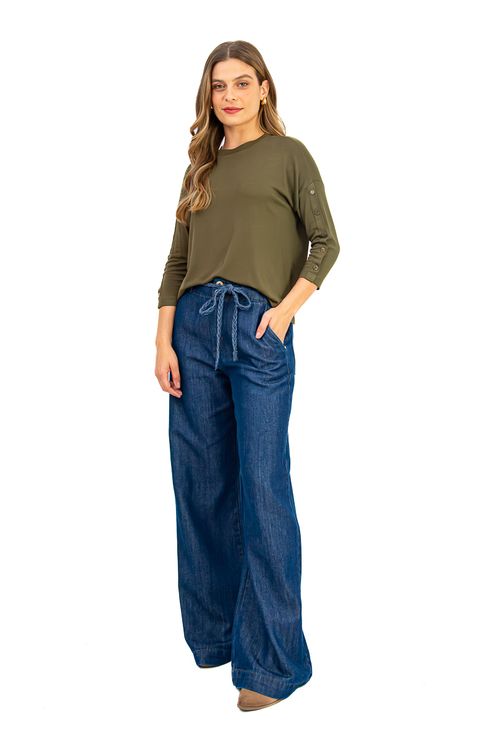 BLUSA-AMPLA-CONFECCIONADA-EM-MALHA-DE-VISCOSE-TRICOT-VERSACE-COM-ELASTANO.-POSSUI-DECOTE-CANOA-MANGA-3-4-COM-PATTE-FALSA-E-BOTOES-DECORATIVOS-ALEM-DE-FENDAS-LATERAIS-QUE-TRAZEM-LEVEZA-AO-VISUAL.-A-MODELAGEM-SOLTA-PROPORCIONA-CONFORTO-E-MOVIMENTO-IDEAL-PARA-COMPOR-LOOKS-DESCOMPLICADOS-COM-UM-TOQUE-DE-ESTILO.