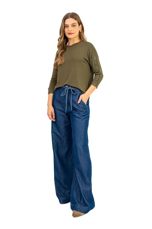 BLUSA-AMPLA-CONFECCIONADA-EM-MALHA-DE-VISCOSE-TRICOT-VERSACE-COM-ELASTANO.-POSSUI-DECOTE-CANOA-MANGA-3-4-COM-PATTE-FALSA-E-BOTOES-DECORATIVOS-ALEM-DE-FENDAS-LATERAIS-QUE-TRAZEM-LEVEZA-AO-VISUAL.-A-MODELAGEM-SOLTA-PROPORCIONA-CONFORTO-E-MOVIMENTO-IDEAL-PARA-COMPOR-LOOKS-DESCOMPLICADOS-COM-UM-TOQUE-DE-ESTILO.
