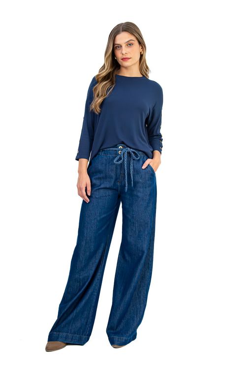 BLUSA-AMPLA-CONFECCIONADA-EM-MALHA-DE-VISCOSE-TRICOT-VERSACE-COM-ELASTANO.-POSSUI-DECOTE-CANOA-MANGA-3-4-COM-PATTE-FALSA-E-BOTOES-DECORATIVOS-ALEM-DE-FENDAS-LATERAIS-QUE-TRAZEM-LEVEZA-AO-VISUAL.-A-MODELAGEM-SOLTA-PROPORCIONA-CONFORTO-E-MOVIMENTO-IDEAL-PARA-COMPOR-LOOKS-DESCOMPLICADOS-COM-UM-TOQUE-DE-ESTILO.