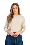 BLUSA-AMPLA-CONFECCIONADA-EM-MALHA-DE-VISCOSE-TRICOT-VERSACE-COM-ELASTANO.-POSSUI-DECOTE-CANOA-MANGA-3-4-COM-PATTE-FALSA-E-BOTOES-DECORATIVOS-ALEM-DE-FENDAS-LATERAIS-QUE-TRAZEM-LEVEZA-AO-VISUAL.-A-MODELAGEM-SOLTA-PROPORCIONA-CONFORTO-E-MOVIMENTO-IDEAL-PARA-COMPOR-LOOKS-DESCOMPLICADOS-COM-UM-TOQUE-DE-ESTILO.