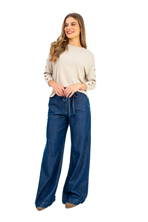BLUSA-AMPLA-CONFECCIONADA-EM-MALHA-DE-VISCOSE-TRICOT-VERSACE-COM-ELASTANO.-POSSUI-DECOTE-CANOA-MANGA-3-4-COM-PATTE-FALSA-E-BOTOES-DECORATIVOS-ALEM-DE-FENDAS-LATERAIS-QUE-TRAZEM-LEVEZA-AO-VISUAL.-A-MODELAGEM-SOLTA-PROPORCIONA-CONFORTO-E-MOVIMENTO-IDEAL-PARA-COMPOR-LOOKS-DESCOMPLICADOS-COM-UM-TOQUE-DE-ESTILO.