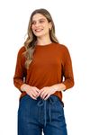 BLUSA-AMPLA-CONFECCIONADA-EM-MALHA-DE-VISCOSE-TRICOT-VERSACE-COM-ELASTANO.-POSSUI-DECOTE-CANOA-MANGA-3-4-COM-PATTE-FALSA-E-BOTOES-DECORATIVOS-ALEM-DE-FENDAS-LATERAIS-QUE-TRAZEM-LEVEZA-AO-VISUAL.-A-MODELAGEM-SOLTA-PROPORCIONA-CONFORTO-E-MOVIMENTO-IDEAL-PARA-COMPOR-LOOKS-DESCOMPLICADOS-COM-UM-TOQUE-DE-ESTILO.