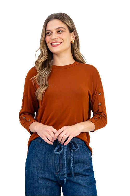 BLUSA-AMPLA-CONFECCIONADA-EM-MALHA-DE-VISCOSE-TRICOT-VERSACE-COM-ELASTANO.-POSSUI-DECOTE-CANOA-MANGA-3-4-COM-PATTE-FALSA-E-BOTOES-DECORATIVOS-ALEM-DE-FENDAS-LATERAIS-QUE-TRAZEM-LEVEZA-AO-VISUAL.-A-MODELAGEM-SOLTA-PROPORCIONA-CONFORTO-E-MOVIMENTO-IDEAL-PARA-COMPOR-LOOKS-DESCOMPLICADOS-COM-UM-TOQUE-DE-ESTILO.