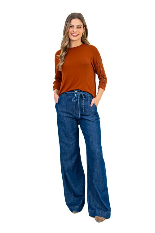 BLUSA-AMPLA-CONFECCIONADA-EM-MALHA-DE-VISCOSE-TRICOT-VERSACE-COM-ELASTANO.-POSSUI-DECOTE-CANOA-MANGA-3-4-COM-PATTE-FALSA-E-BOTOES-DECORATIVOS-ALEM-DE-FENDAS-LATERAIS-QUE-TRAZEM-LEVEZA-AO-VISUAL.-A-MODELAGEM-SOLTA-PROPORCIONA-CONFORTO-E-MOVIMENTO-IDEAL-PARA-COMPOR-LOOKS-DESCOMPLICADOS-COM-UM-TOQUE-DE-ESTILO.