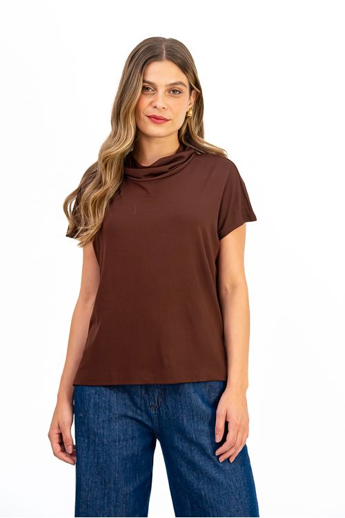 BLUSA-MODELO-MORCEGO-CONFECCIONADA-EM-MALHA-DE-VISCOSE-FLORIDA-COM-ELASTANO.-POSSUI-MAXI-GOLA-E-MEIA-MANGA-QUE-TRAZEM-DESTAQUE-AO-VISUAL-COM-UM-TOQUE-MODERNO.-A-MODELAGEM-AMPLA-PROPORCIONA-LIBERDADE-NOS-MOVIMENTOS-IDEAL-PARA-COMPOR-PRODUCOES-DESCOMPLICADAS-COM-ESTILO.