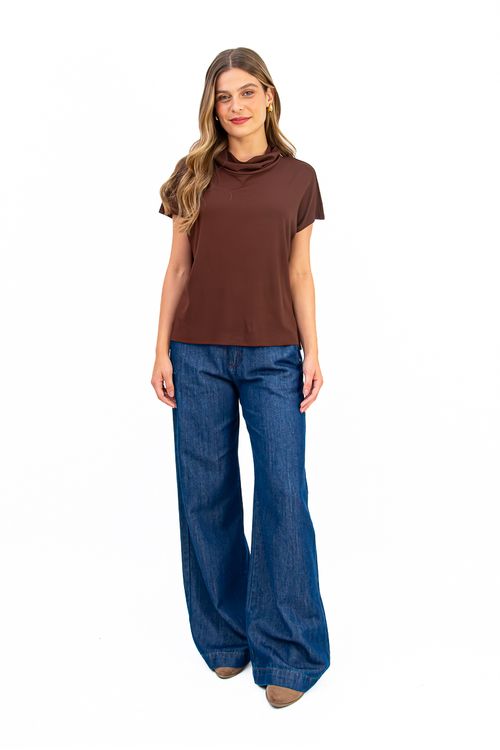 BLUSA-MODELO-MORCEGO-CONFECCIONADA-EM-MALHA-DE-VISCOSE-FLORIDA-COM-ELASTANO.-POSSUI-MAXI-GOLA-E-MEIA-MANGA-QUE-TRAZEM-DESTAQUE-AO-VISUAL-COM-UM-TOQUE-MODERNO.-A-MODELAGEM-AMPLA-PROPORCIONA-LIBERDADE-NOS-MOVIMENTOS-IDEAL-PARA-COMPOR-PRODUCOES-DESCOMPLICADAS-COM-ESTILO.