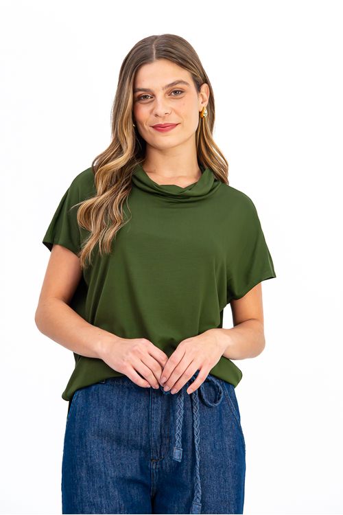 BLUSA-MODELO-MORCEGO-CONFECCIONADA-EM-MALHA-DE-VISCOSE-FLORIDA-COM-ELASTANO.-POSSUI-MAXI-GOLA-E-MEIA-MANGA-QUE-TRAZEM-DESTAQUE-AO-VISUAL-COM-UM-TOQUE-MODERNO.-A-MODELAGEM-AMPLA-PROPORCIONA-LIBERDADE-NOS-MOVIMENTOS-IDEAL-PARA-COMPOR-PRODUCOES-DESCOMPLICADAS-COM-ESTILO.