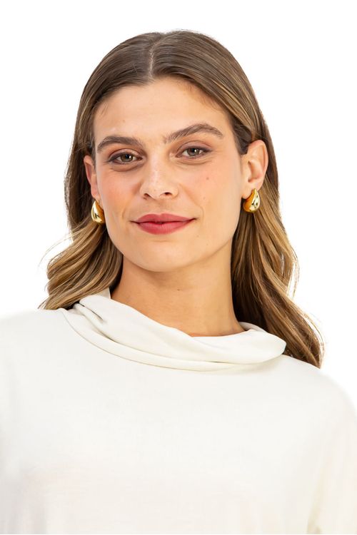 BLUSA-MODELO-MORCEGO-CONFECCIONADA-EM-MALHA-DE-VISCOSE-FLORIDA-COM-ELASTANO.-POSSUI-MAXI-GOLA-E-MEIA-MANGA-QUE-TRAZEM-DESTAQUE-AO-VISUAL-COM-UM-TOQUE-MODERNO.-A-MODELAGEM-AMPLA-PROPORCIONA-LIBERDADE-NOS-MOVIMENTOS-IDEAL-PARA-COMPOR-PRODUCOES-DESCOMPLICADAS-COM-ESTILO.