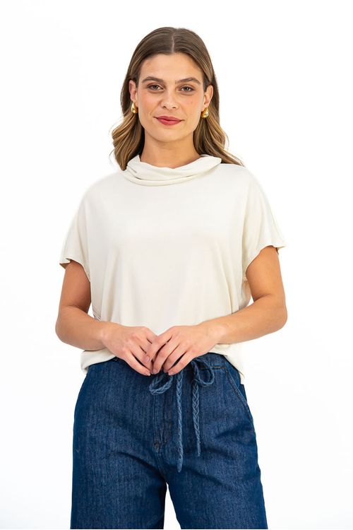 BLUSA-MODELO-MORCEGO-CONFECCIONADA-EM-MALHA-DE-VISCOSE-FLORIDA-COM-ELASTANO.-POSSUI-MAXI-GOLA-E-MEIA-MANGA-QUE-TRAZEM-DESTAQUE-AO-VISUAL-COM-UM-TOQUE-MODERNO.-A-MODELAGEM-AMPLA-PROPORCIONA-LIBERDADE-NOS-MOVIMENTOS-IDEAL-PARA-COMPOR-PRODUCOES-DESCOMPLICADAS-COM-ESTILO.