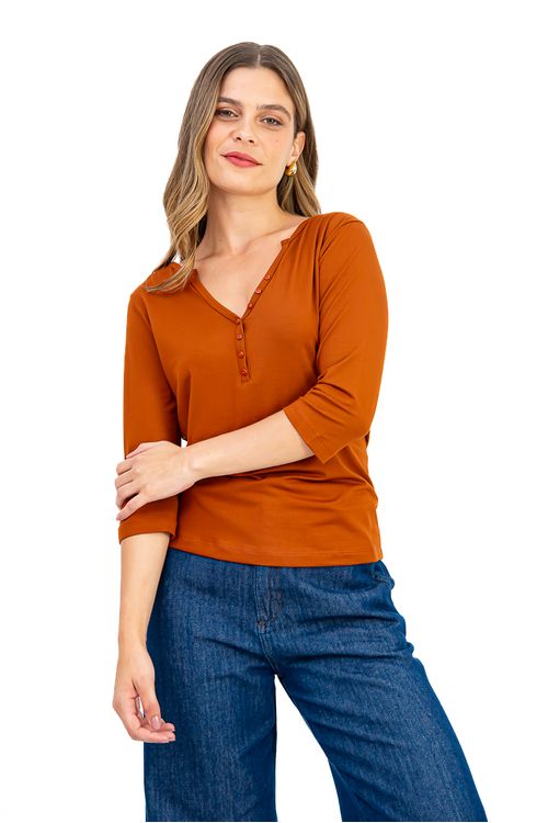 BLUSA-CONFECCIONADA-EM-MALHA-DE-VISCOSE-VISUP-COM-ELASTANO.-POSSUI-DECOTE-HIPPIE-COM-BOTOES-DECORATIVOS-E-MANGA-3-4.-A-MODELAGEM-E-CONFORTAVEL-E-O-VISUAL-TRAZ-UM-TOQUE-BOHO-CHIC-IDEAL-PARA-COMPOR-LOOKS-CASUAIS-COM-PERSONALIDADE.