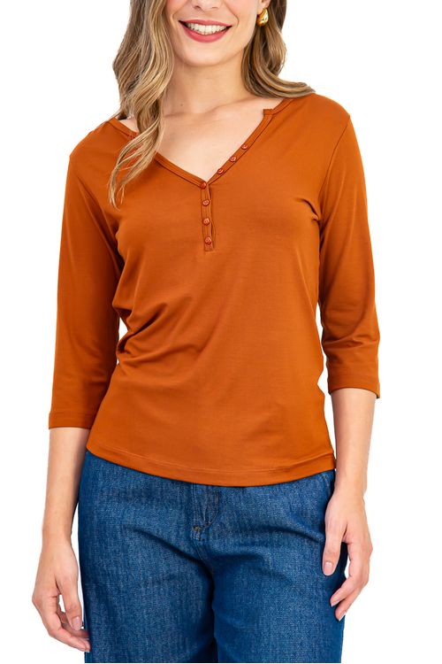 BLUSA-CONFECCIONADA-EM-MALHA-DE-VISCOSE-VISUP-COM-ELASTANO.-POSSUI-DECOTE-HIPPIE-COM-BOTOES-DECORATIVOS-E-MANGA-3-4.-A-MODELAGEM-E-CONFORTAVEL-E-O-VISUAL-TRAZ-UM-TOQUE-BOHO-CHIC-IDEAL-PARA-COMPOR-LOOKS-CASUAIS-COM-PERSONALIDADE.