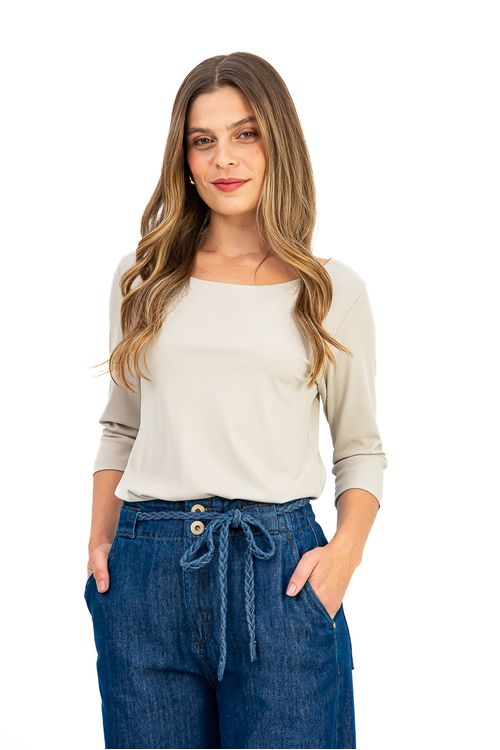 BLUSA-CONFECCIONADA-EM-MALHA-DE-VISCOSE-STELLA-MARIS-COM-ELASTANO.-POSSUI-DECOTE-CANOA-E-MANGA-3-4-COM-MODELAGEM-CONFORTAVEL-E-ATEMPORAL.-UMA-PECA-CURINGA-PARA-O-DIA-A-DIA-FACIL-DE-COMBINAR-E-PERFEITA-PARA-COMPOR-PRODUCOES-PRATICAS-E-ESTILOSAS.