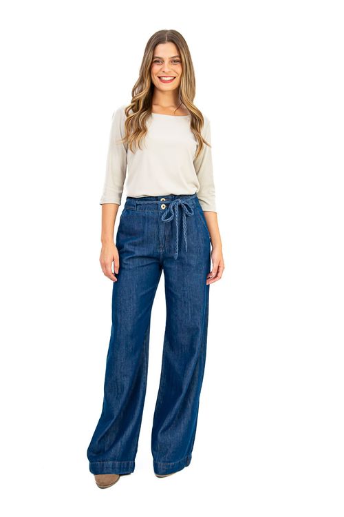 Blusa básica baunilha com decote canoa e mangas 3/4, vista completa.