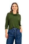Blusa verde escuro com maxi gola e mangas morcego, combinada com calça jeans.