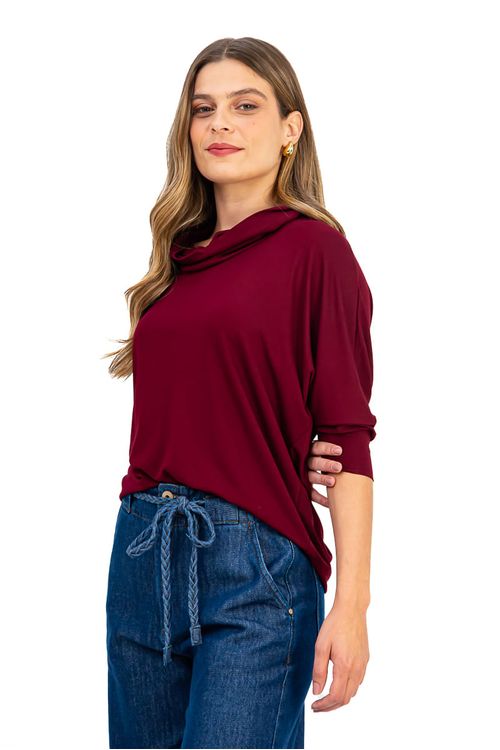 Blusa morcego bordo com maxi gola e manga 3/4, vista lateral.