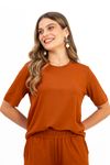 Blusa-basica-confeccionada-em-malha-de-viscose-com-elastano-proporcionando-conforto-e-praticidade.-Apresenta-decote-em-U-meia-manga-e-acabamento-com-bainha-larga-ideal-para-compor-looks-modernos-e-descomplicados-no-dia-a-dia.
