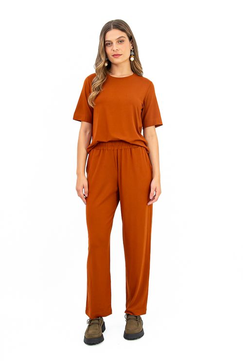 Blusa-basica-confeccionada-em-malha-de-viscose-com-elastano-proporcionando-conforto-e-praticidade.-Apresenta-decote-em-U-meia-manga-e-acabamento-com-bainha-larga-ideal-para-compor-looks-modernos-e-descomplicados-no-dia-a-dia.