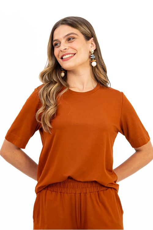 Blusa-basica-confeccionada-em-malha-de-viscose-com-elastano-proporcionando-conforto-e-praticidade.-Apresenta-decote-em-U-meia-manga-e-acabamento-com-bainha-larga-ideal-para-compor-looks-modernos-e-descomplicados-no-dia-a-dia.