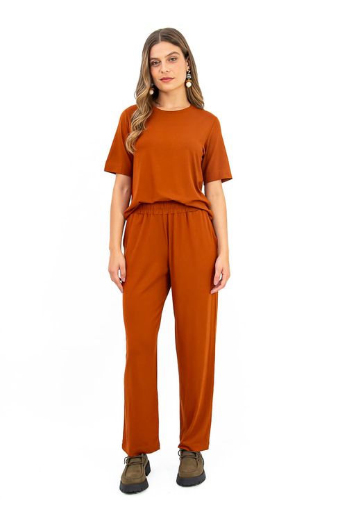 Blusa-basica-confeccionada-em-malha-de-viscose-com-elastano-proporcionando-conforto-e-praticidade.-Apresenta-decote-em-U-meia-manga-e-acabamento-com-bainha-larga-ideal-para-compor-looks-modernos-e-descomplicados-no-dia-a-dia.