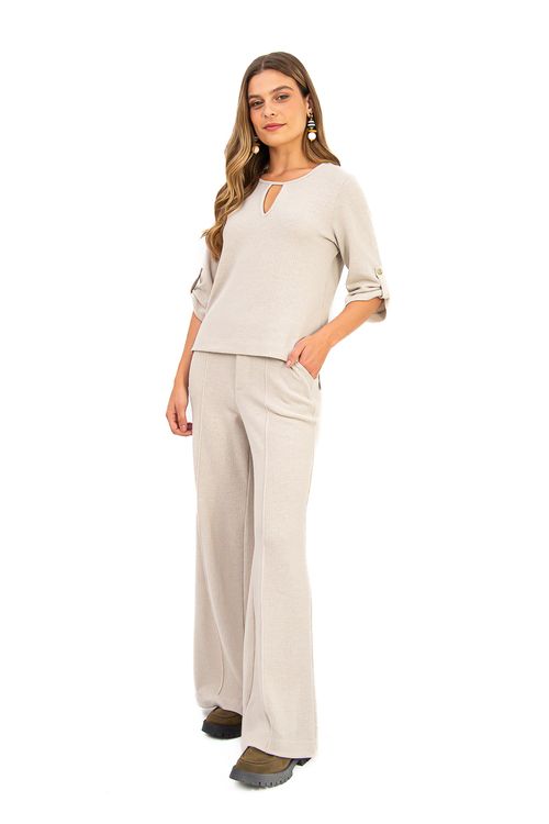 Calca-pantalona-feita-de-malha-heritage-na-cor-gelo-com-cos-elastico-nas-costas-nervura-em-toda-sua-extensao-ziper-falso-e-bolso-faca.-Ideal-para-ocasioes-formais-e-casuais.