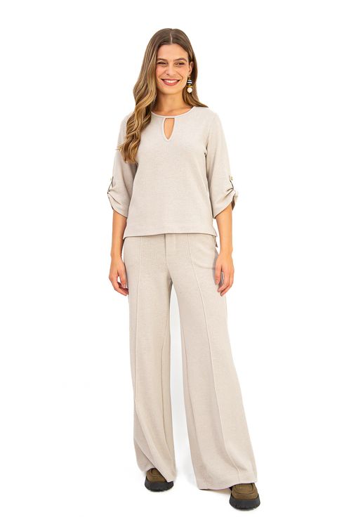 Calca-pantalona-feita-de-malha-heritage-na-cor-gelo-com-cos-elastico-nas-costas-nervura-em-toda-sua-extensao-ziper-falso-e-bolso-faca.-Ideal-para-ocasioes-formais-e-casuais.