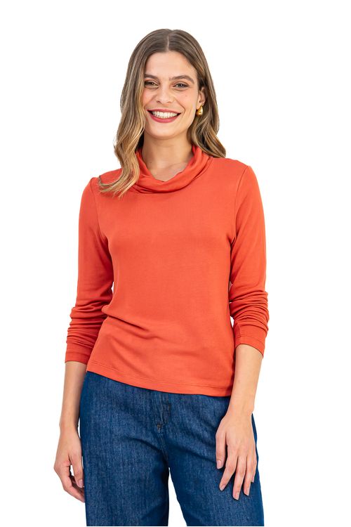 Blusa-feminina-confeccionada-em-malha-tricot-Versace-de-viscose-com-elastano-na-cor-ceramica.-Apresenta-decote-maxi-gola-e-mangas-longas-proporcionando-conforto-e-estilo.-Ideal-para-composicoes-versateis-no-dia-a-dia.