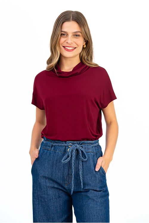 BLUSA-MODELO-MORCEGO-CONFECCIONADA-EM-MALHA-DE-VISCOSE-FLORIDA-COM-ELASTANO.-POSSUI-MAXI-GOLA-E-MEIA-MANGA-QUE-TRAZEM-DESTAQUE-AO-VISUAL-COM-UM-TOQUE-MODERNO.-A-MODELAGEM-AMPLA-PROPORCIONA-LIBERDADE-NOS-MOVIMENTOS-IDEAL-PARA-COMPOR-PRODUCOES-DESCOMPLICADAS-COM-ESTILO.